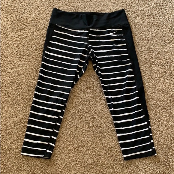 Nike capri workout leggings - Picture 2 of 4